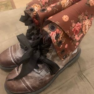 Dr Martens 1914 Triumph floral boot